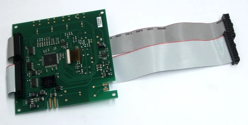 Daikin Displayplatine mit einer flexiblen Flachbandleitung, ausgestattet mit verschiedenen elektronischen Bauteilen auf einer grünen Leiterplatte.